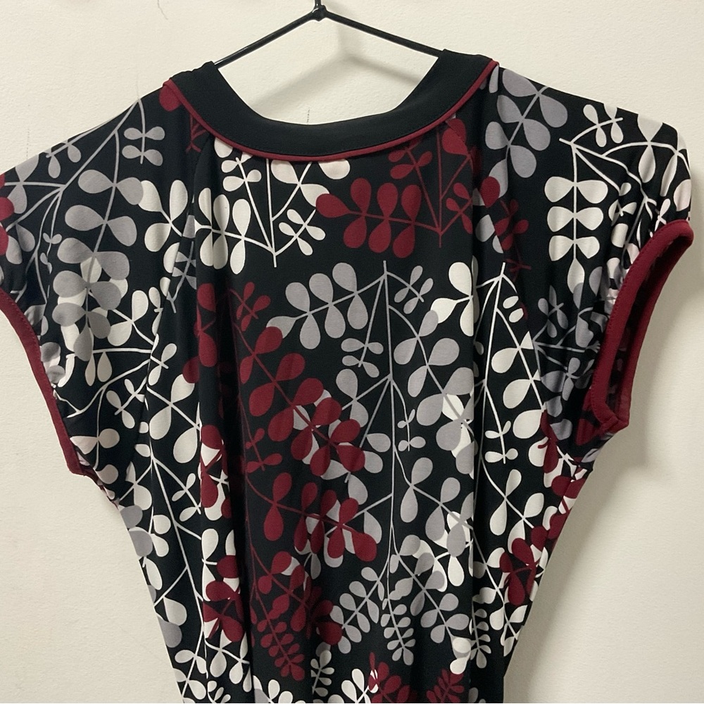 Pretty Merona Cranberry Grey & White Leaf Design On Black Cool Comfort Top! - Picture 8 of 13